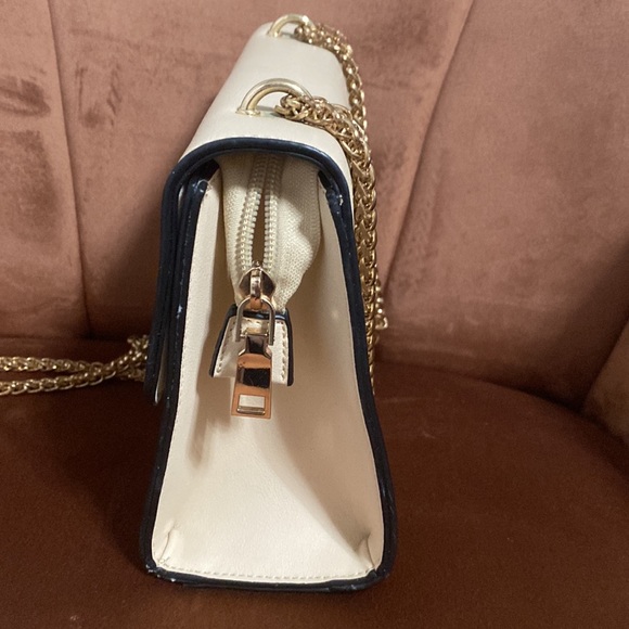 Italian Leather Company Cream crossbody bag. - Picture 3 of 6